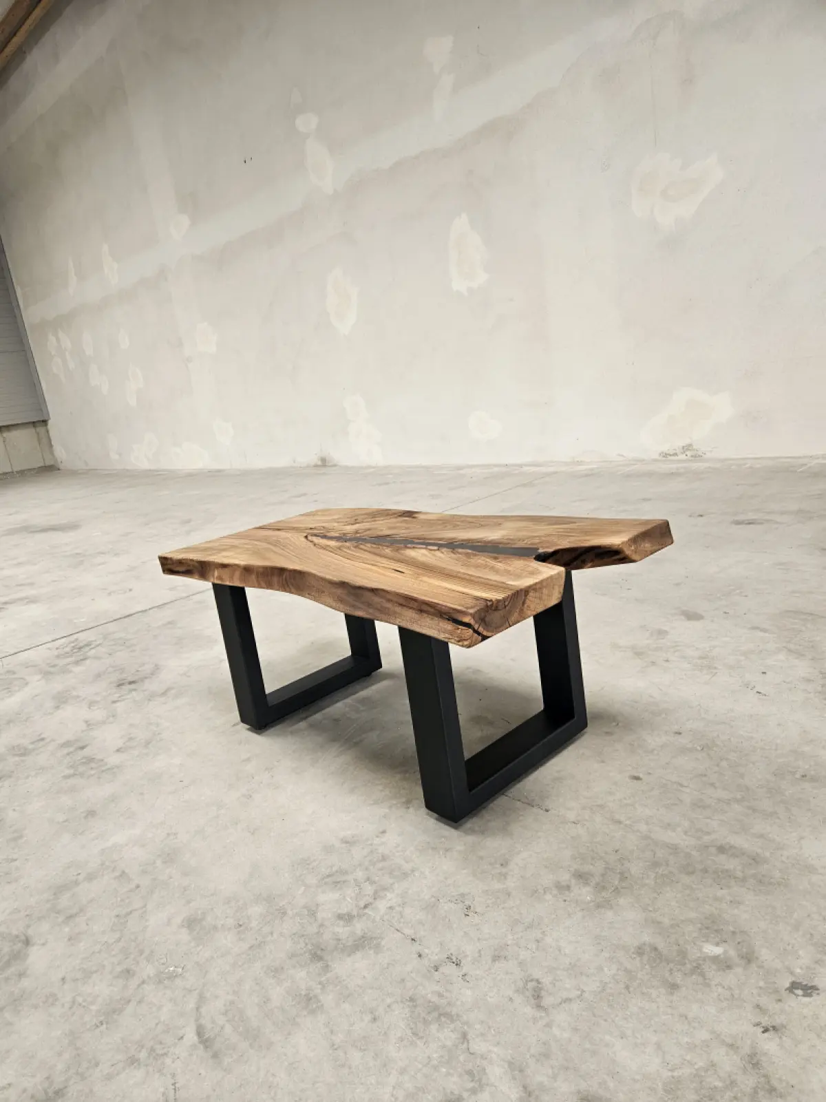 Couchtisch Kaman mit Epoxidharz 