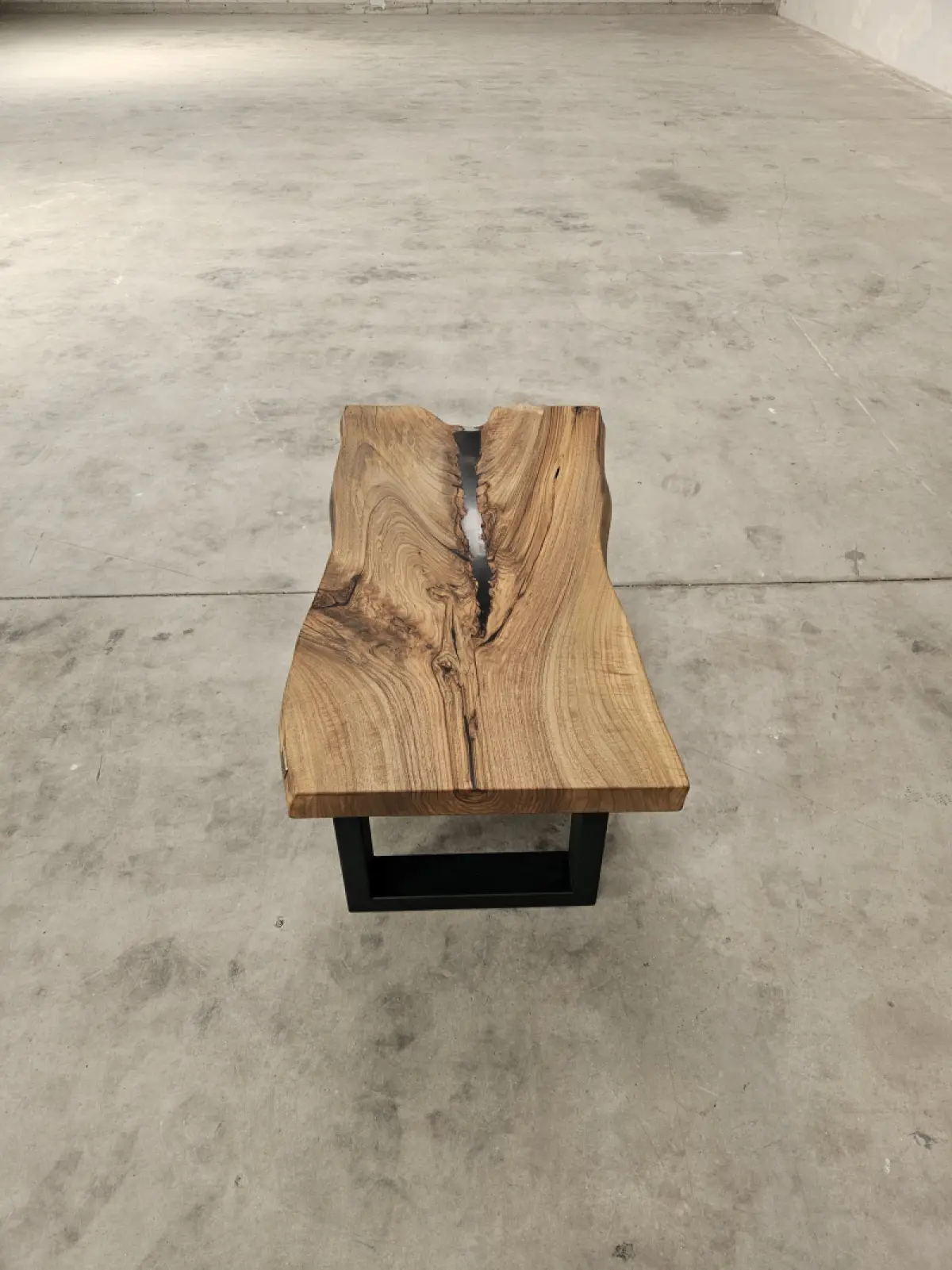 Couchtisch Kaman mit Epoxidharz 