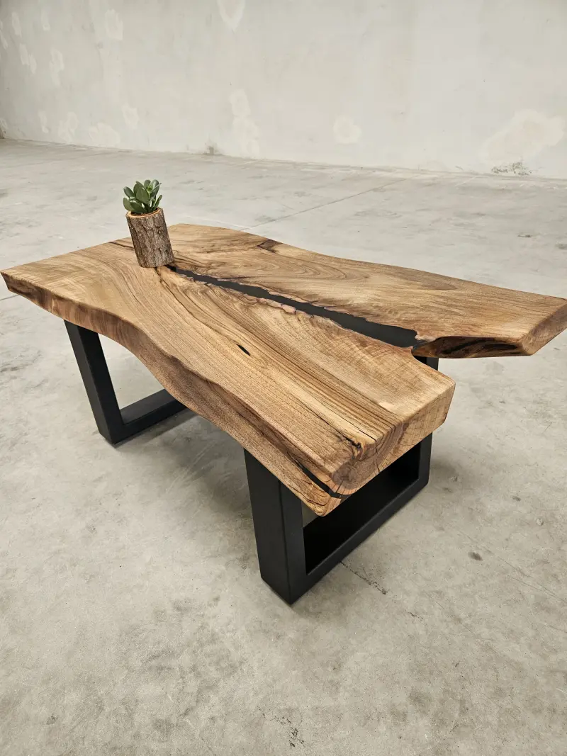 Couchtisch Kaman mit Epoxidharz 