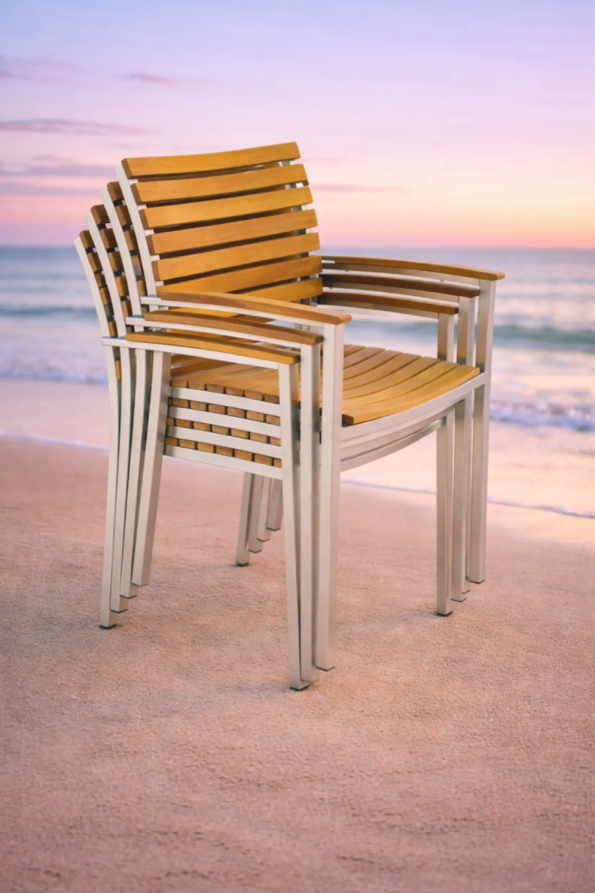 Garten-Stapelstuhl aus Teakholz Memory mit Armlehne 