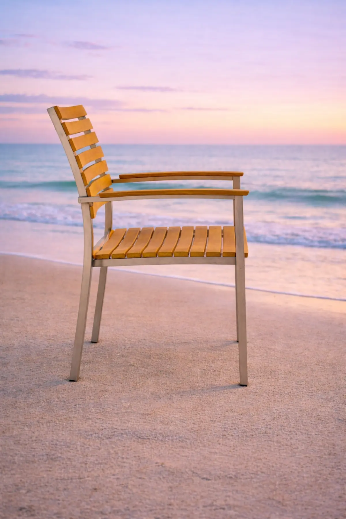 Garten-Stapelstuhl aus Teakholz Memory mit Armlehne 