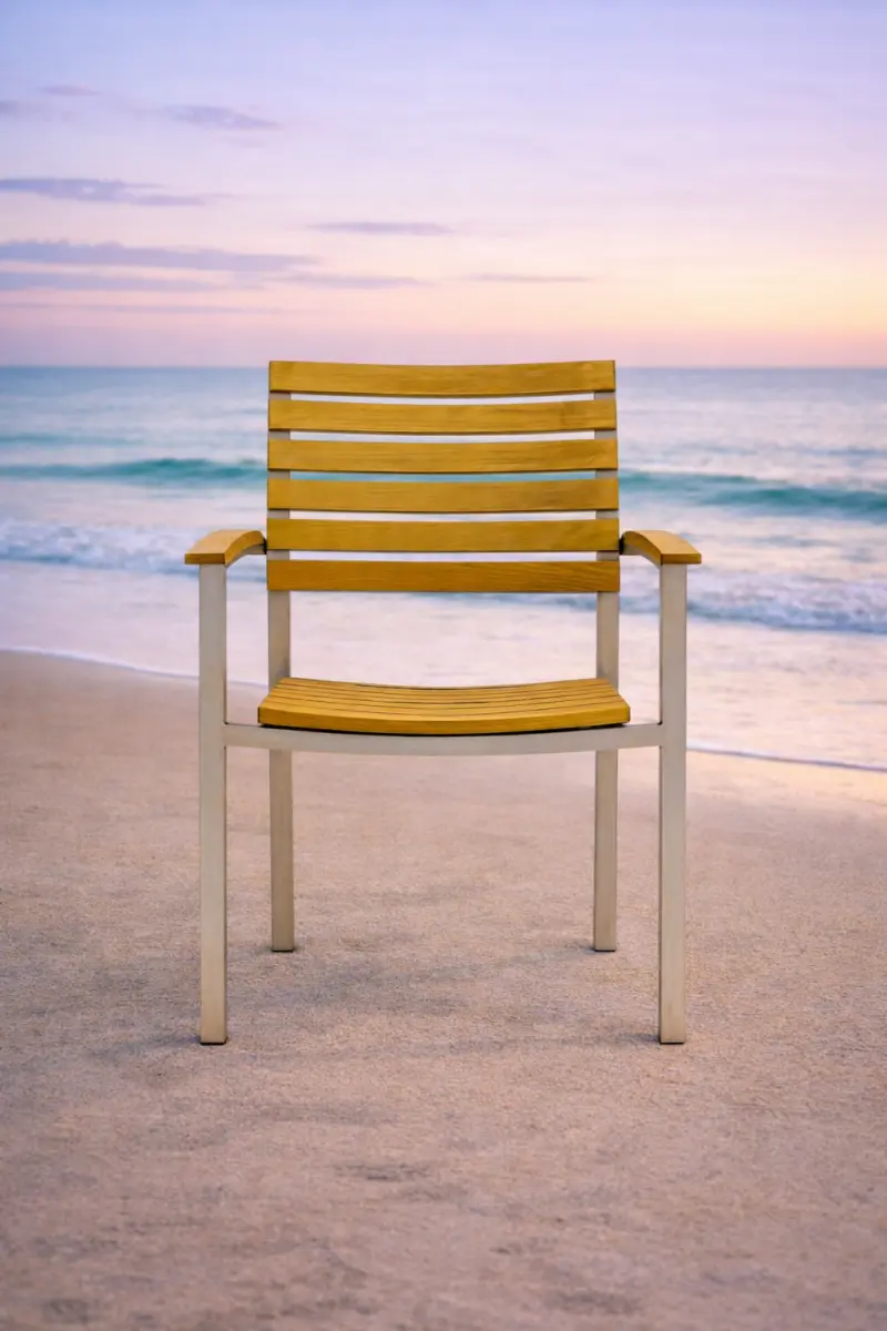 Garten-Stapelstuhl aus Teakholz Memory mit Armlehne 