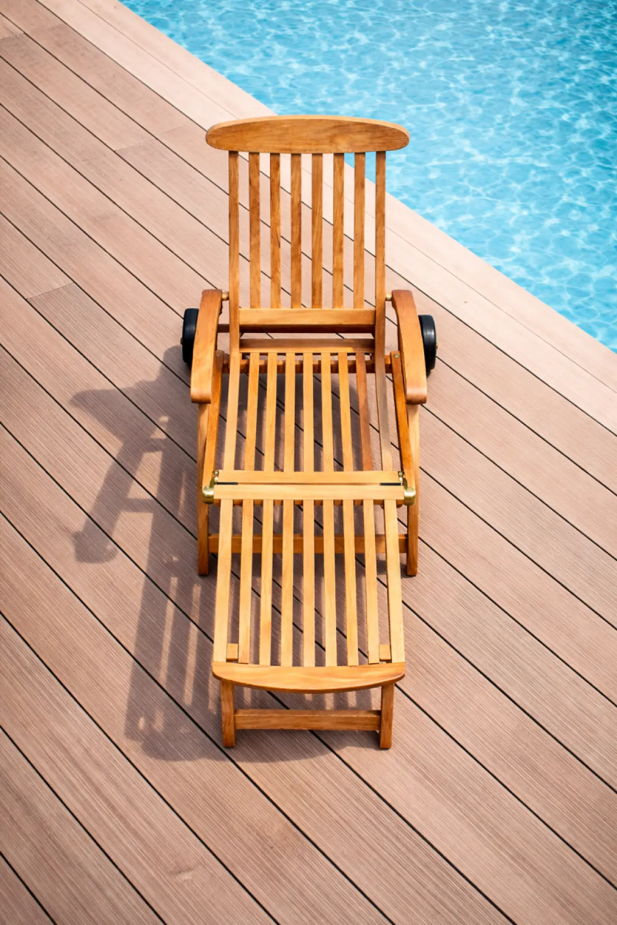 Klappbarer Liegestuhl aus Teakholz Rossi mit Räder