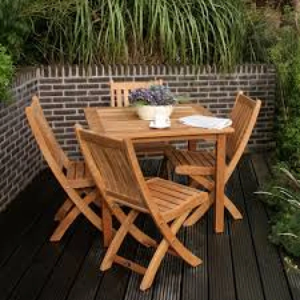 Teakholz-Gartenmöbel im Vergleich: Teak vs. Aluminium, Rattan und Kunststoff